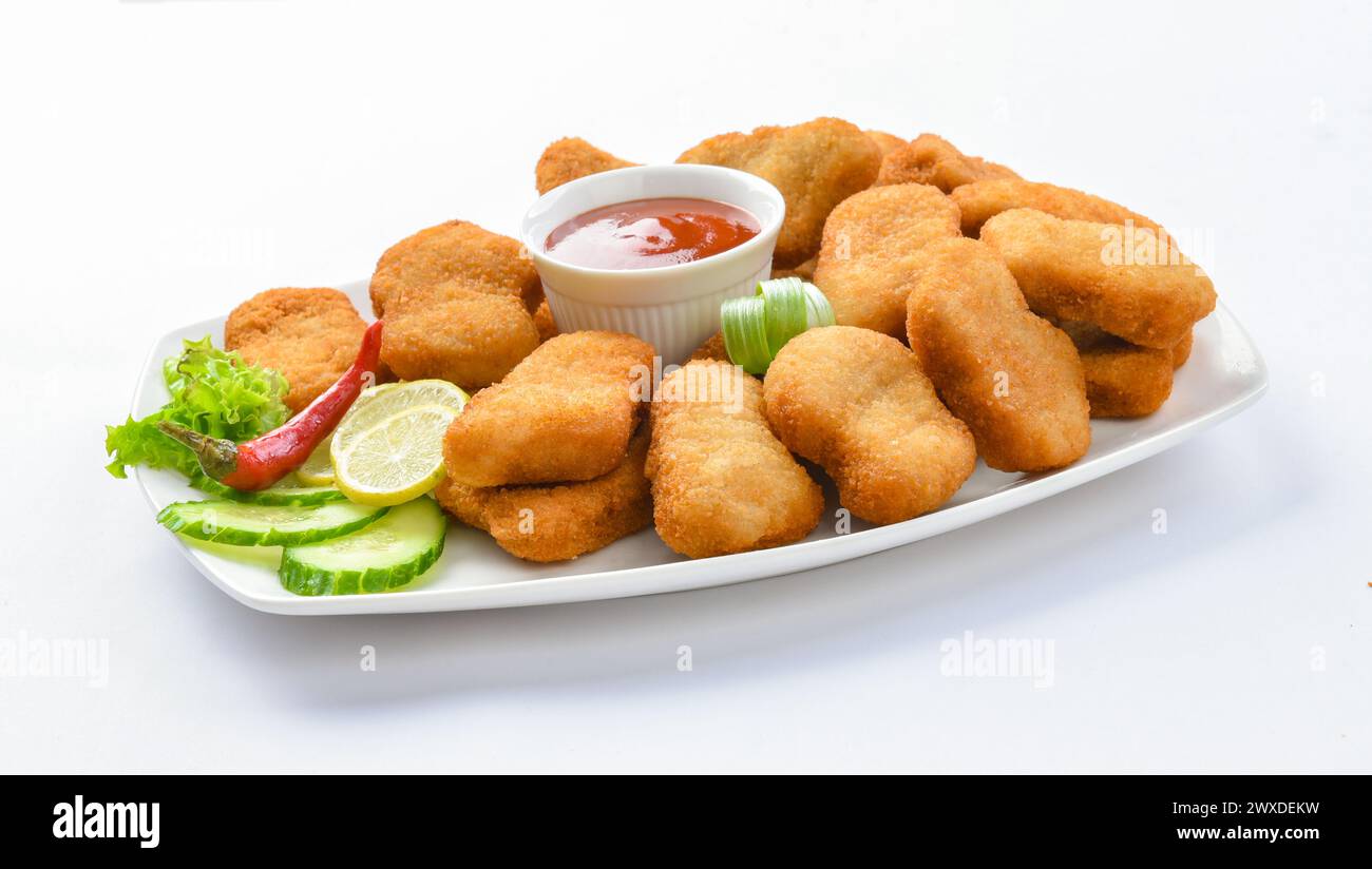Pollo Nuggets, deliziosi e croccanti spuntini a base di pollo, preferito per bambini e ragazzi. Foto Stock