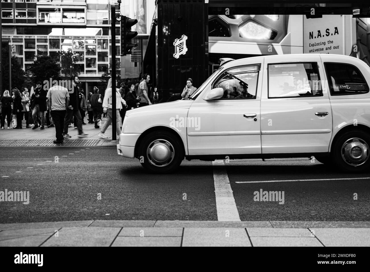 Londra, Inghilterra, 05 ottobre 2023: Un taxi bianco a Camden, Londra. Foto Stock