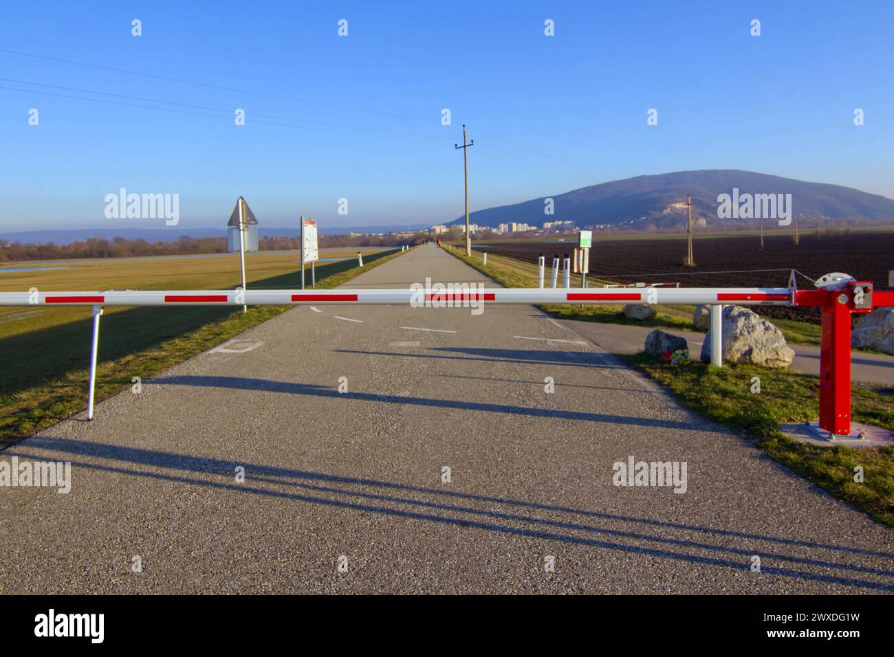 Strada di campagna nel nord dell'Austria bloccata da una barriera Foto Stock