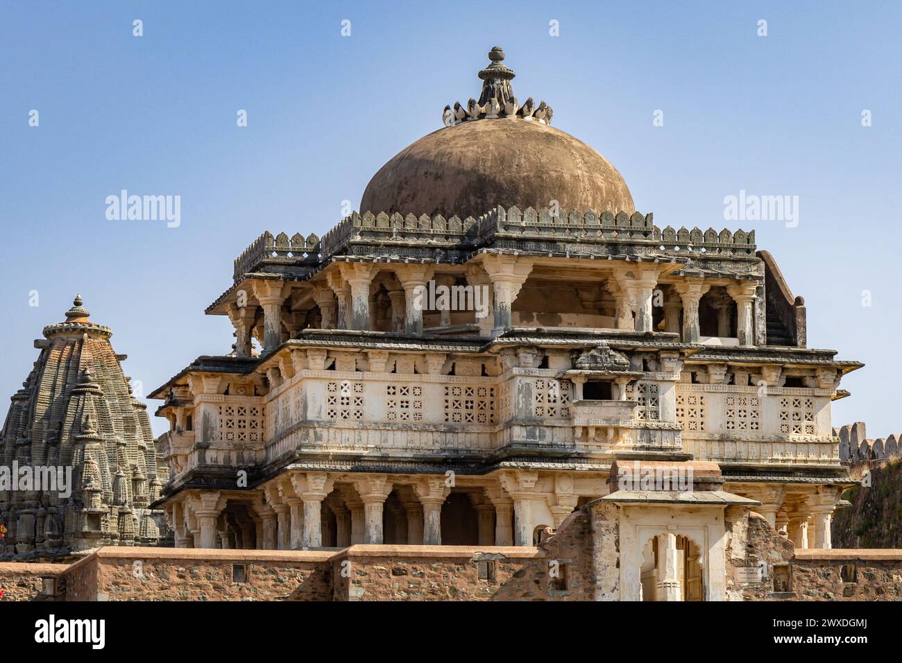 Antica cupola del tempio, architettura unica con cielo azzurro luminoso al mattino, è scattata un'immagine al forte di Kumbhal, kumbhalgarh, rajasthan, india. Foto Stock