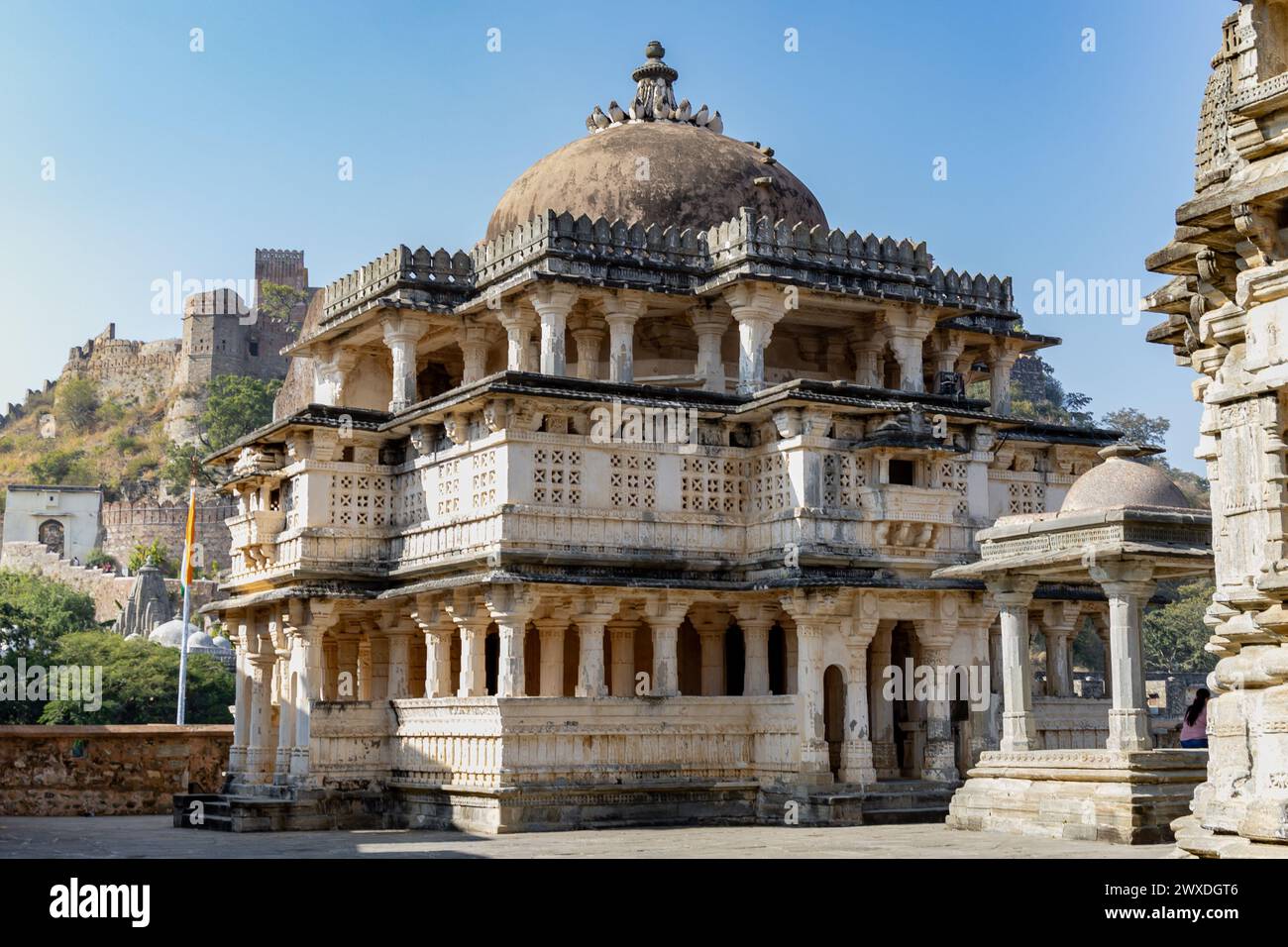 L'architettura unica dell'antico tempio con un cielo azzurro luminoso al mattino viene scattata un'immagine al forte di Kumbhal, kumbhalgarh, rajasthan, india. Foto Stock