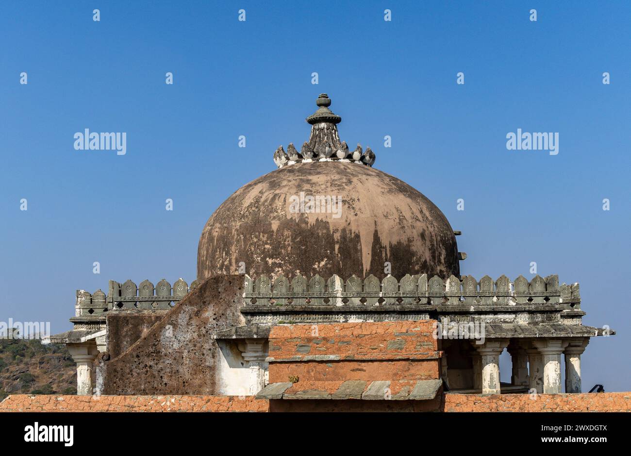 L'architettura unica dell'antico tempio con un cielo azzurro luminoso al mattino viene scattata un'immagine al forte di Kumbhal, kumbhalgarh, rajasthan, india. Foto Stock