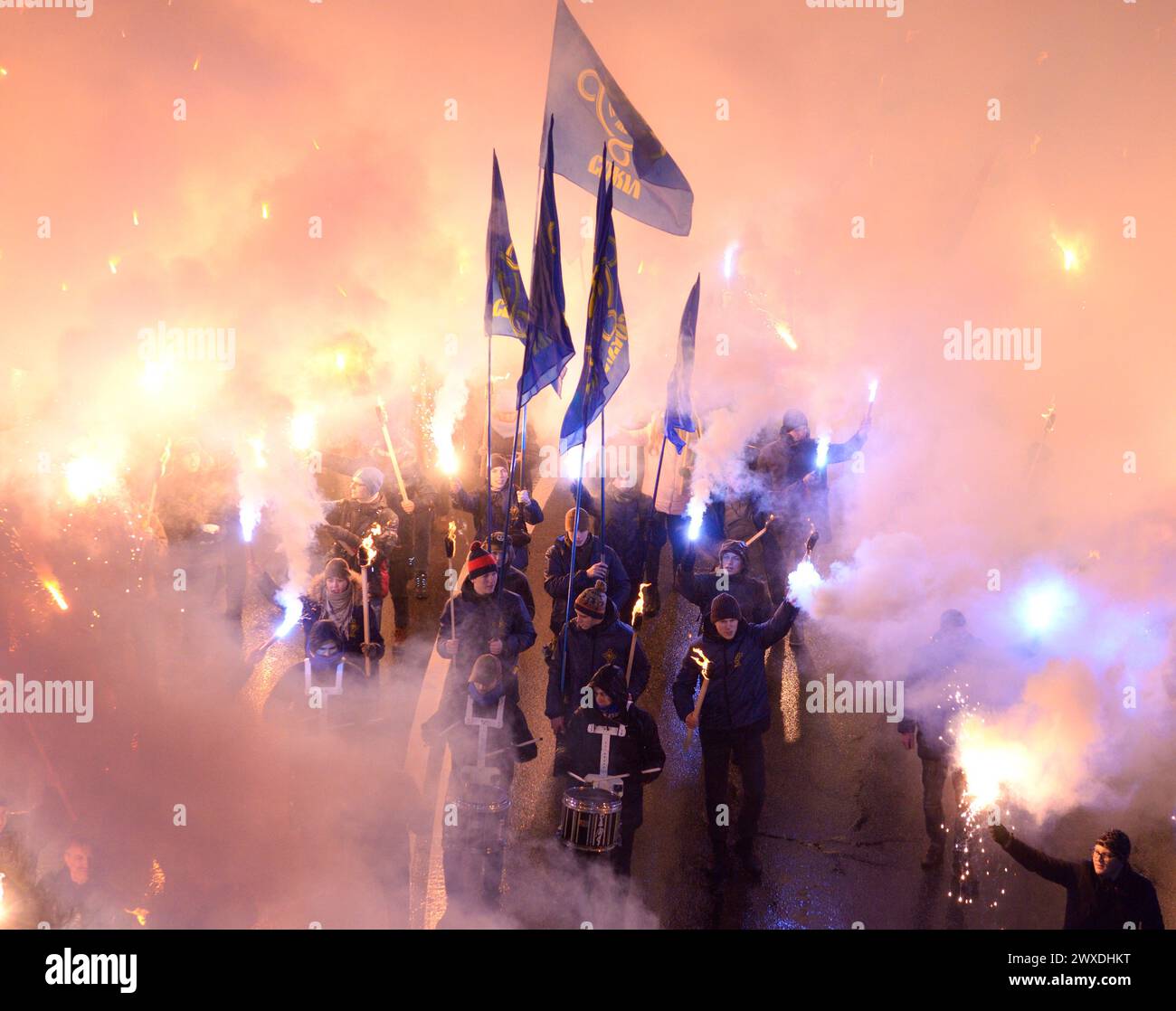 Gli estremisti ucraini di destra marciano attraverso Kiev in una processione di fiaccolate per celebrare il compleanno del grande leader nazionalista ucraino Stepan banda Foto Stock