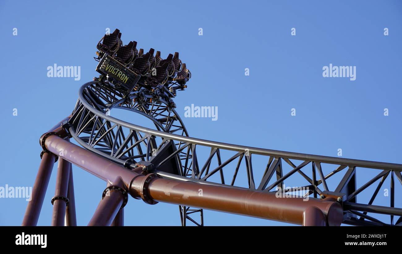 RUST, Germania, 28 marzo 2024: Treno di "Voltron Nevera", le prime montagne russe del suo genere al mondo a "Europa-Park" nella nuova area tematica "Croazia", Foto Stock