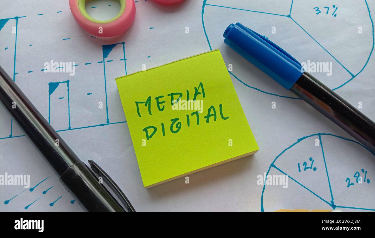 Foto con tema aziendale con il testo "MEDIA DIGITAL" Foto Stock