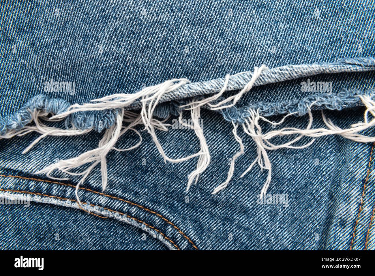 Texture di jeans strappati. Sfondo denim Foto Stock