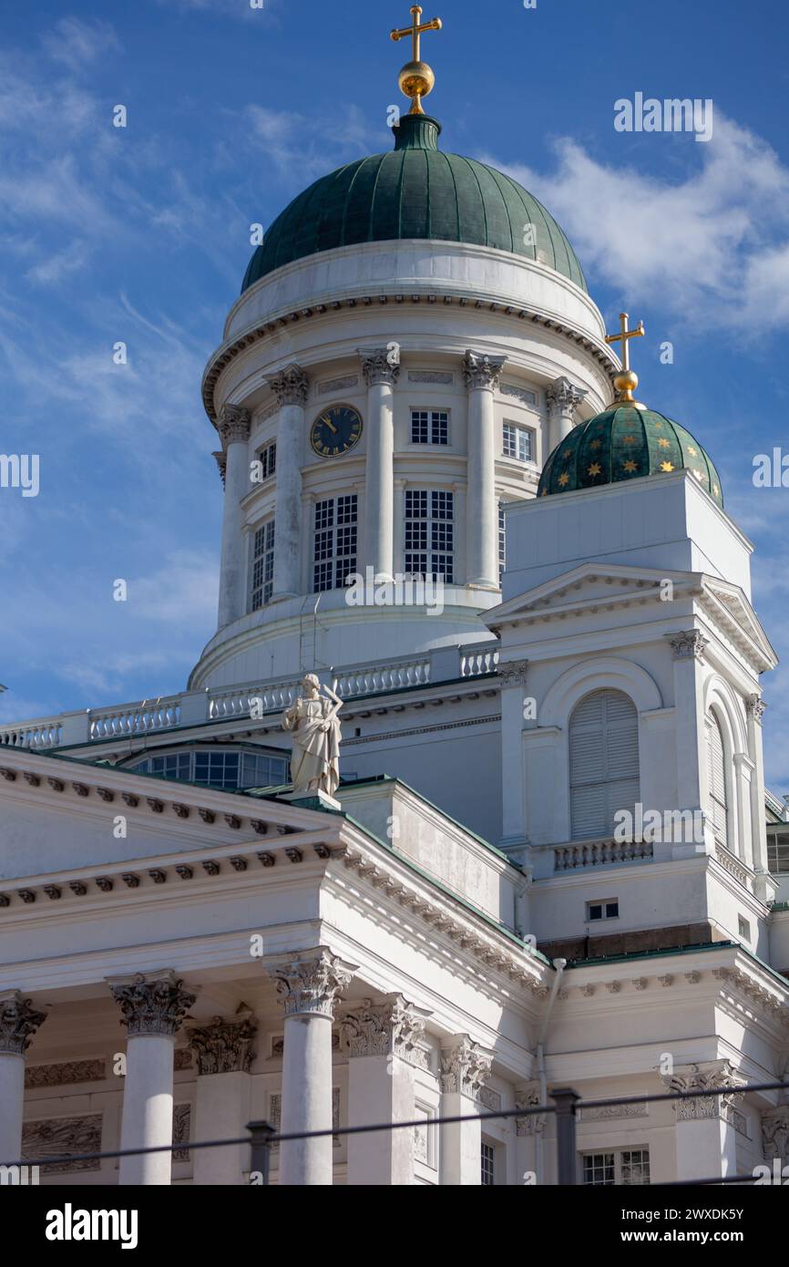 Bella chiesa a Senaatintori Finlandia. Cielo blu con un edificio classico bianco. Foto Stock