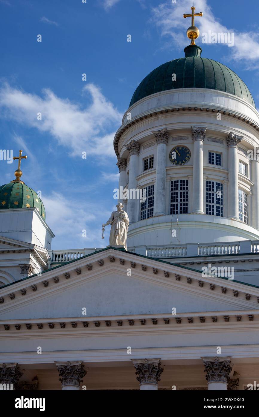 Bella chiesa a Senaatintori Finlandia. Cielo blu con un edificio classico bianco. Foto Stock