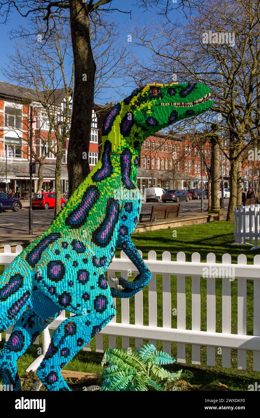 Southport, Merseyside, 03.30.2024 Southport Town Centre si trasforma in Dinotown! La mostra BRICKOSAURS presenta quindici dinosauri costruiti in mattoni, realizzati utilizzando oltre 550.000 mattoni giocattolo. Colossali Velociraptor, un Ankylosauro dalla coda da club e un maestoso Pteranodon. Crediti: Cernan Elias/Alamy Live News Foto Stock