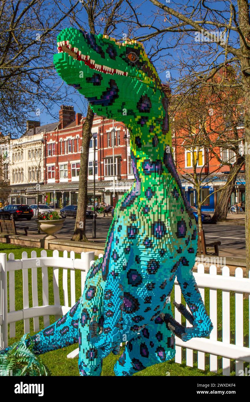 Southport, Merseyside, 03.30.2024 Southport Town Centre si trasforma in Dinotown! La mostra BRICKOSAURS presenta quindici dinosauri costruiti in mattoni, realizzati utilizzando oltre 550.000 mattoni giocattolo. Colossali Velociraptor, un Ankylosauro dalla coda da club e un maestoso Pteranodon. Crediti: Cernan Elias/Alamy Live News Foto Stock