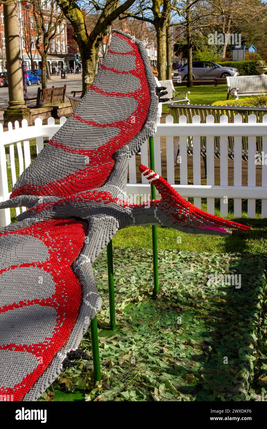 Southport, Merseyside, 03.30.2024 Southport Town Centre si trasforma in Dinotown! La mostra BRICKOSAURS presenta quindici dinosauri costruiti in mattoni, realizzati utilizzando oltre 550.000 mattoni giocattolo. Colossali Velociraptor, un Ankylosauro dalla coda da club e un maestoso Pteranodon. Crediti: Cernan Elias/Alamy Live News Foto Stock