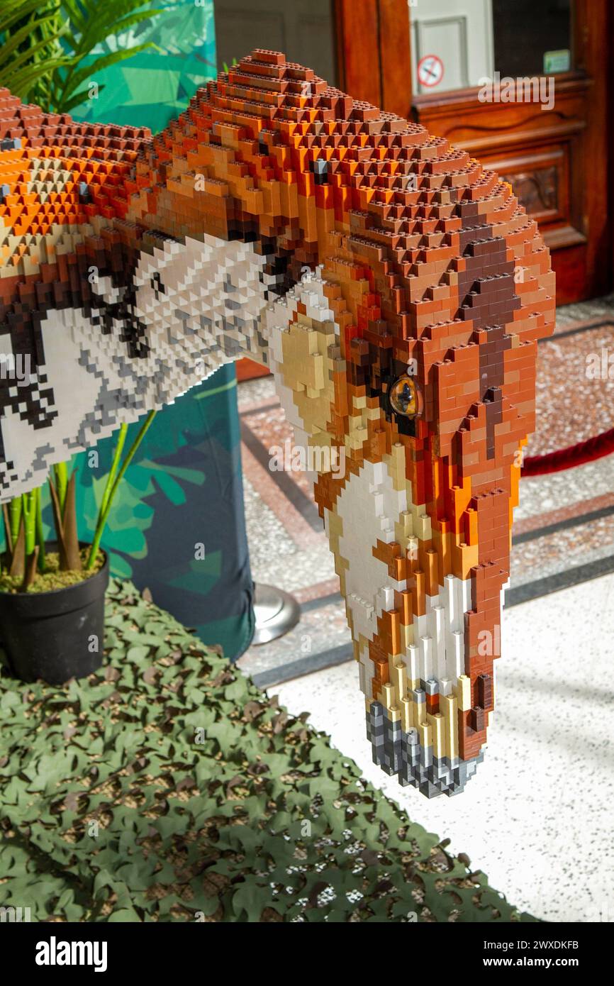 Southport, Merseyside, 03.30.2024 Southport Town Centre si trasforma in Dinotown! La mostra BRICKOSAURS presenta quindici dinosauri costruiti in mattoni, realizzati utilizzando oltre 550.000 mattoni giocattolo. Colossali Velociraptor, un Ankylosauro dalla coda da club e un maestoso Pteranodon. Crediti: Cernan Elias/Alamy Live News Foto Stock