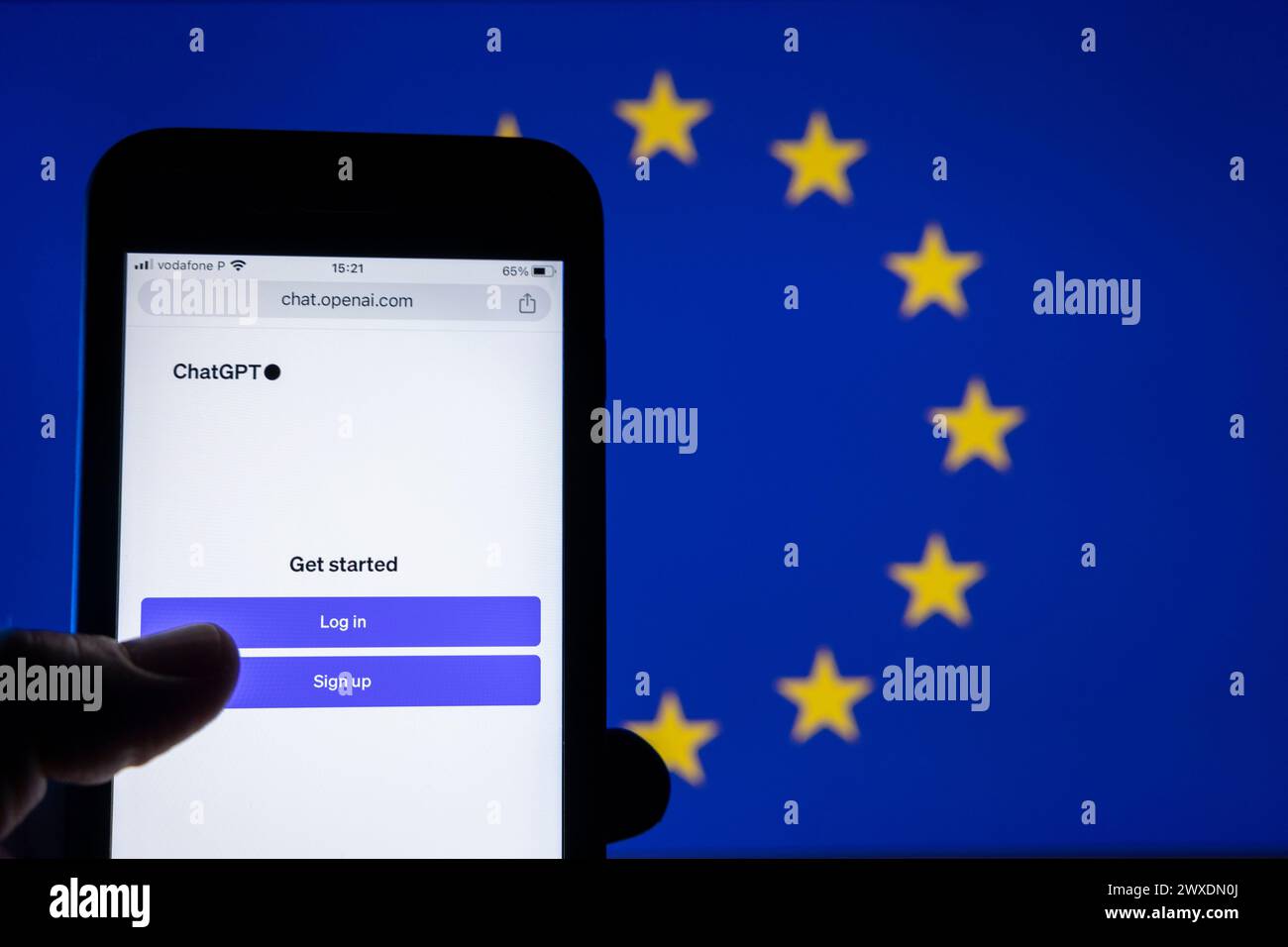 Azzorre, Portogallo - 29.03.2024: Schermo smartphone con pagina Web di accesso ChatGPT con bandiera europea sullo sfondo. ChatGPT sviluppato da OpenAI Foto Stock
