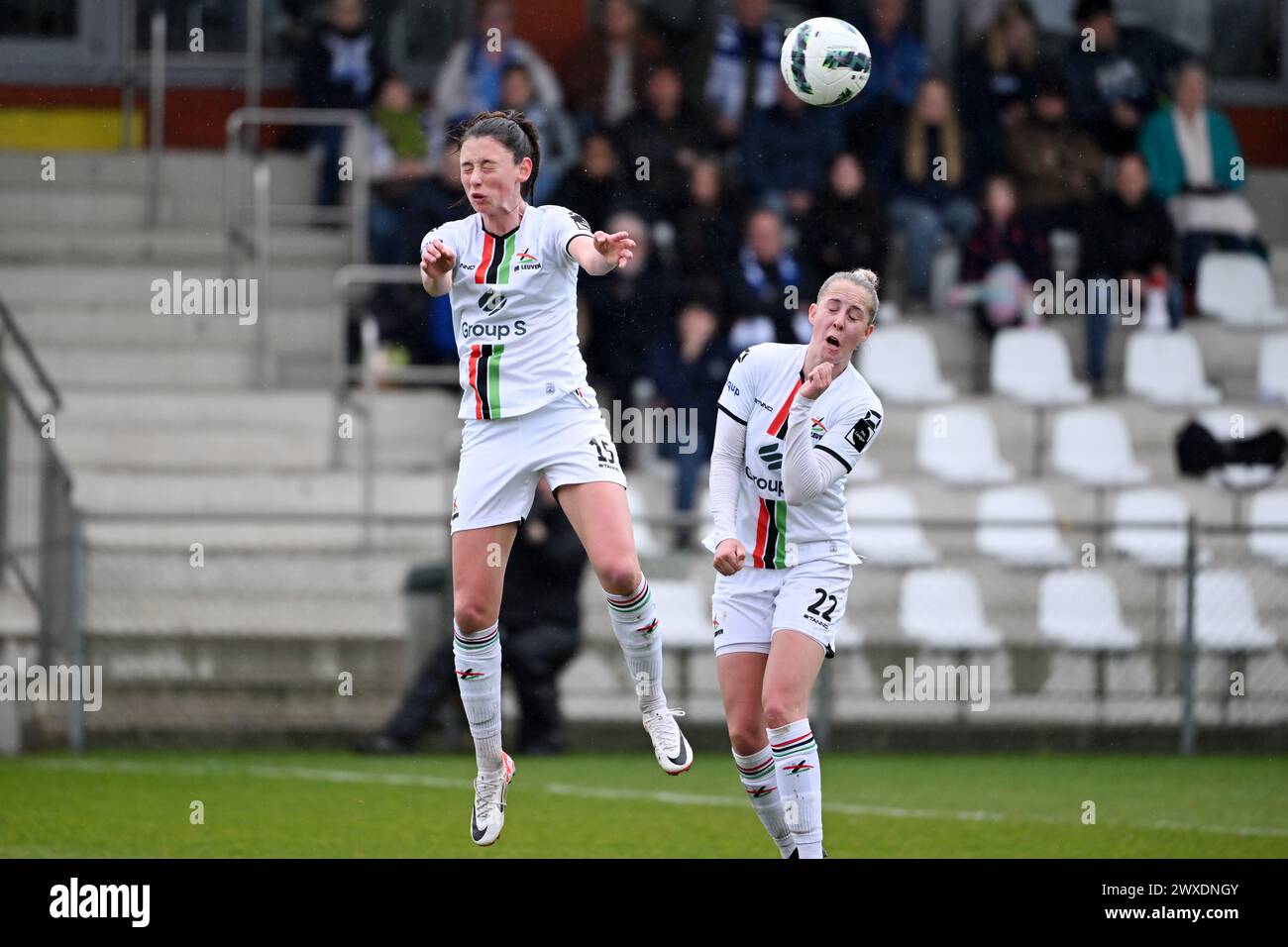 Oostakker, Belgio. 30 marzo 2024. Aurelie Reynders (15) della OHL e Saar Janssen (22) della OHL nella foto di una partita di calcio femminile tra KAA Gent e OH Leuven nella seconda giornata della PO1 nella stagione 2023-2024 della belga lotto Womens Super League, sabato 24 marzo 2024 a Oostakker, BELGIO. Crediti: Sportpix/Alamy Live News Foto Stock