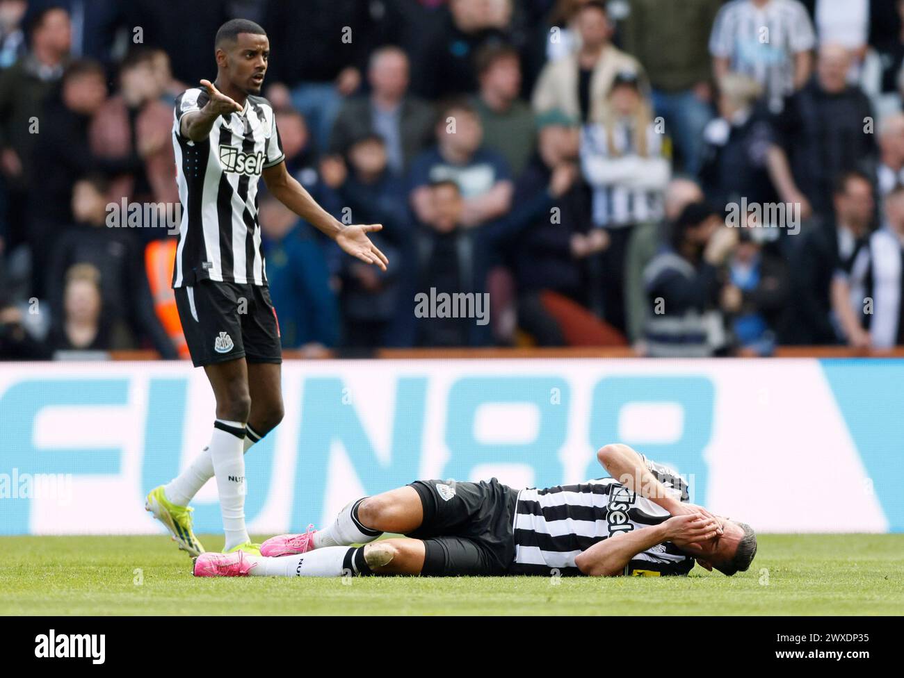 Fabian Schar del Newcastle United soffre dopo una sfida durante la partita di Premier League al St. James' Park, Newcastle upon Tyne. Data foto: Sabato 30 marzo 2024. Foto Stock