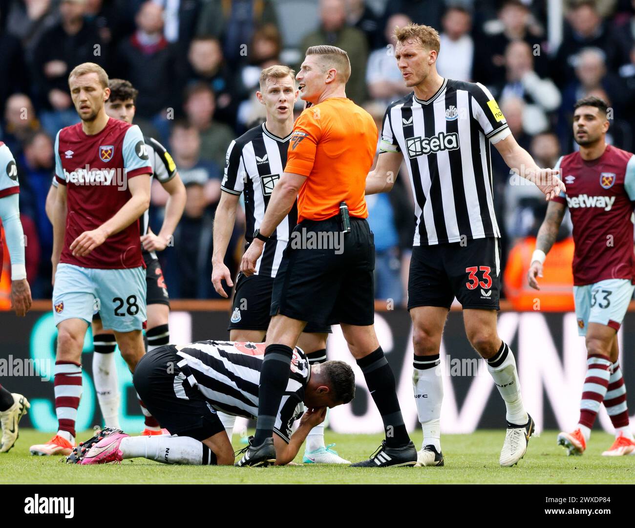 Dan Burn del Newcastle United fa appello all'arbitro Rob Jones, in quanto Fabian Schar sta soffrendo dopo una sfida durante la partita di Premier League a St. James' Park, Newcastle upon Tyne. Data foto: Sabato 30 marzo 2024. Foto Stock