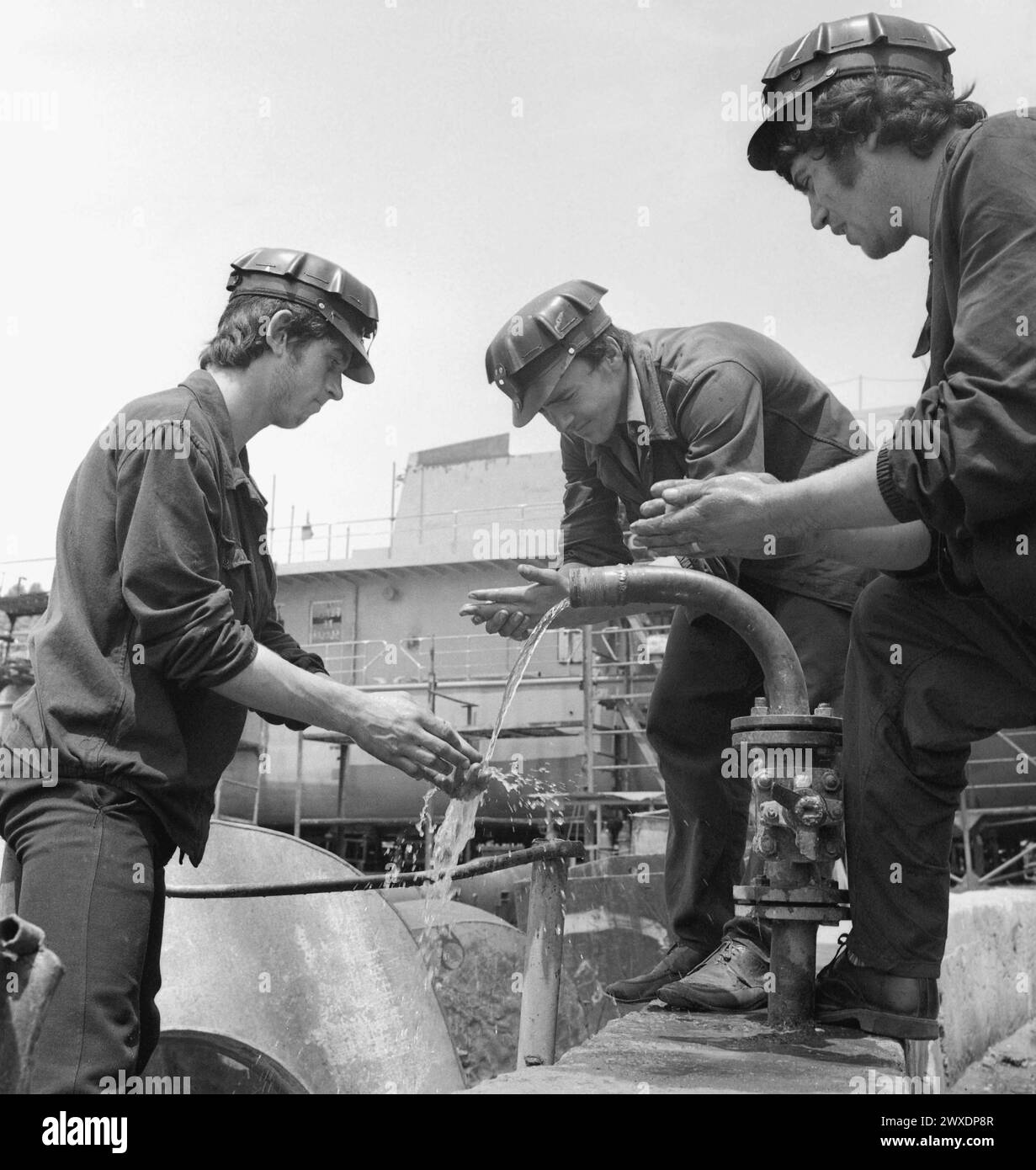 Repubblica Socialista di Romania negli anni '1970 I lavoratori di una fabbrica statale si lavano le mani durante una pausa. Foto Stock