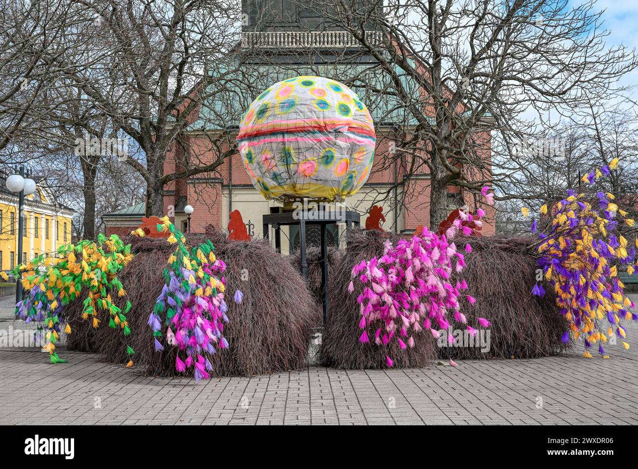 Decorazioni pasquali il venerdì Santo 2024 nella piazza tedesca di fronte alla chiesa di Hedvigs all'inizio della primavera. Norrköping è una storica città industriale. Foto Stock