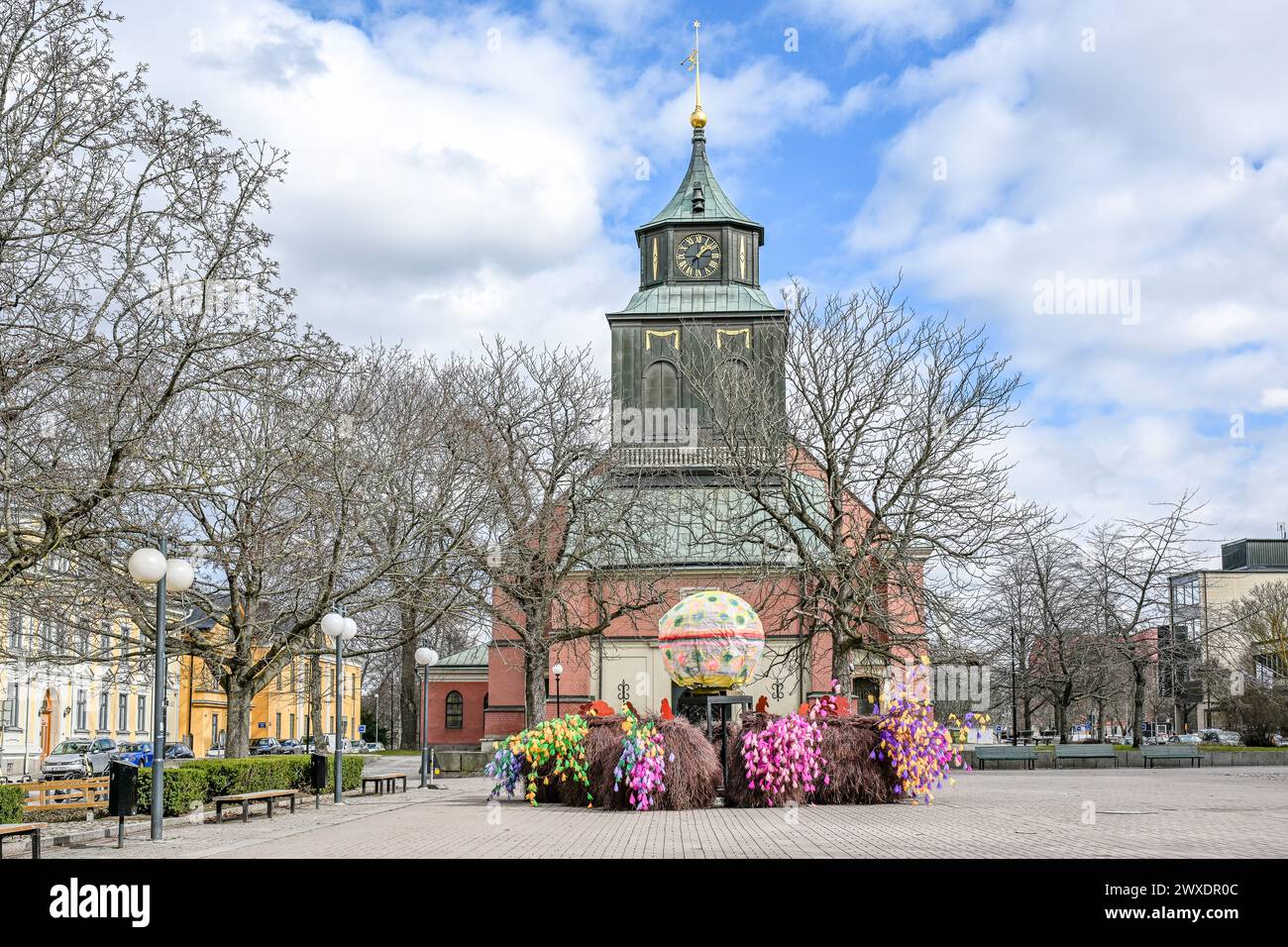 Decorazioni pasquali il venerdì Santo 2024 nella piazza tedesca di fronte alla chiesa di Hedvigs all'inizio della primavera. Norrköping è una storica città industriale. Foto Stock