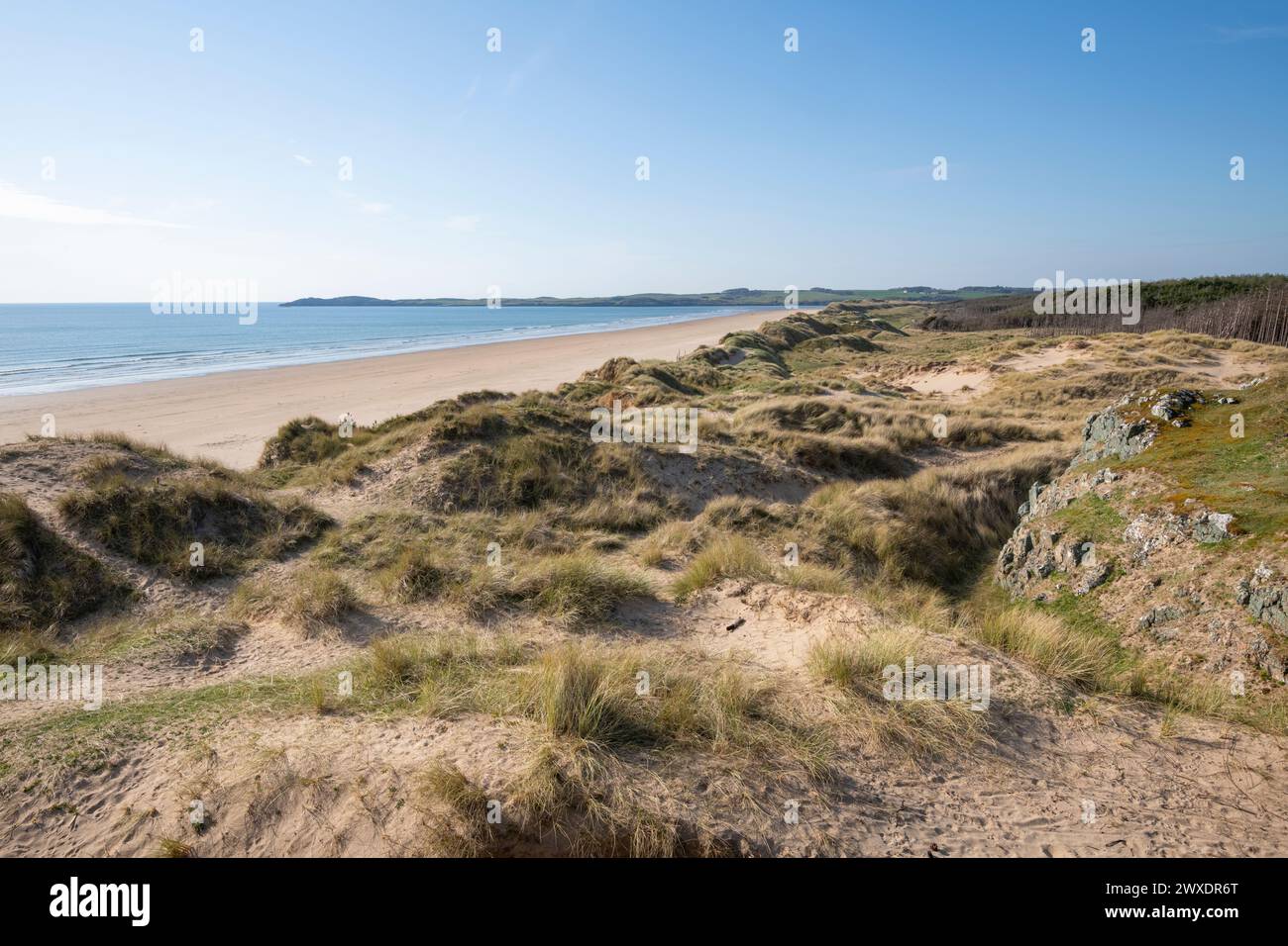 Spiaggia di Traeth Penrhos e dune di sabbia vicino a Newborough, Anglesey, Galles del Nord. Foto Stock
