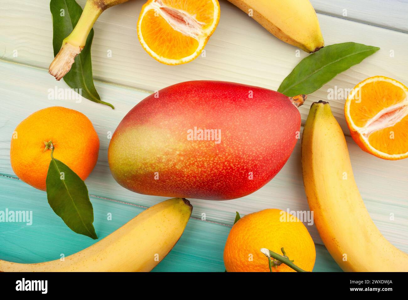 vista dall'alto sulla frutta di mango su sfondo in legno Foto Stock