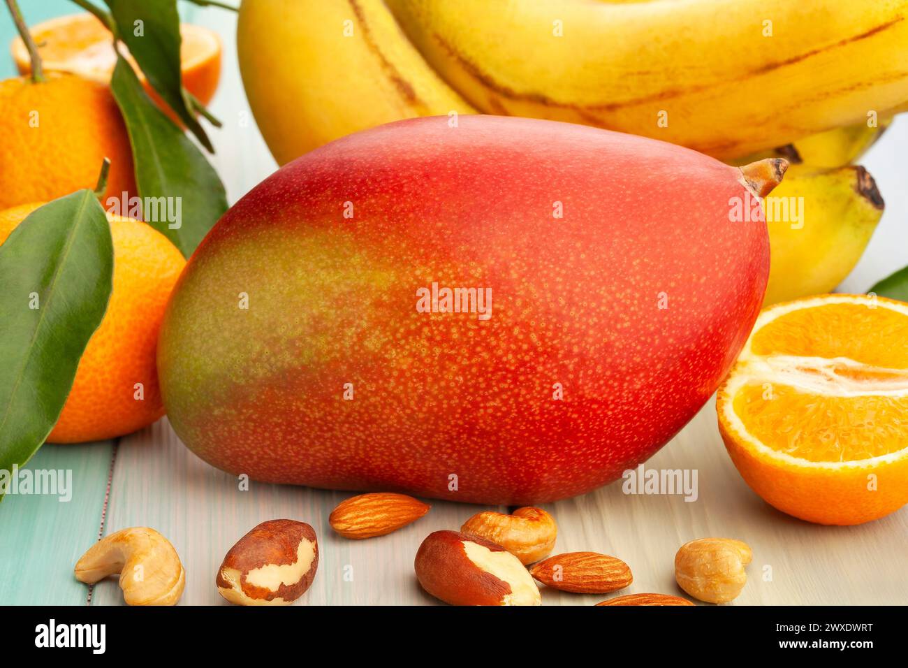 frutta di mango su sfondo di legno Foto Stock
