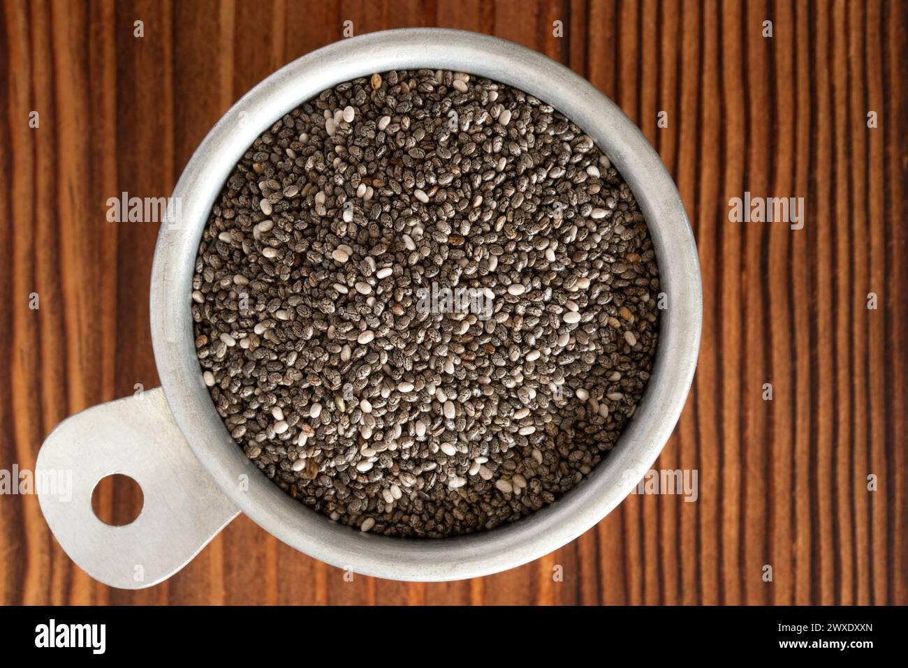Semi di Black Chia in una misurino d'epoca Foto Stock
