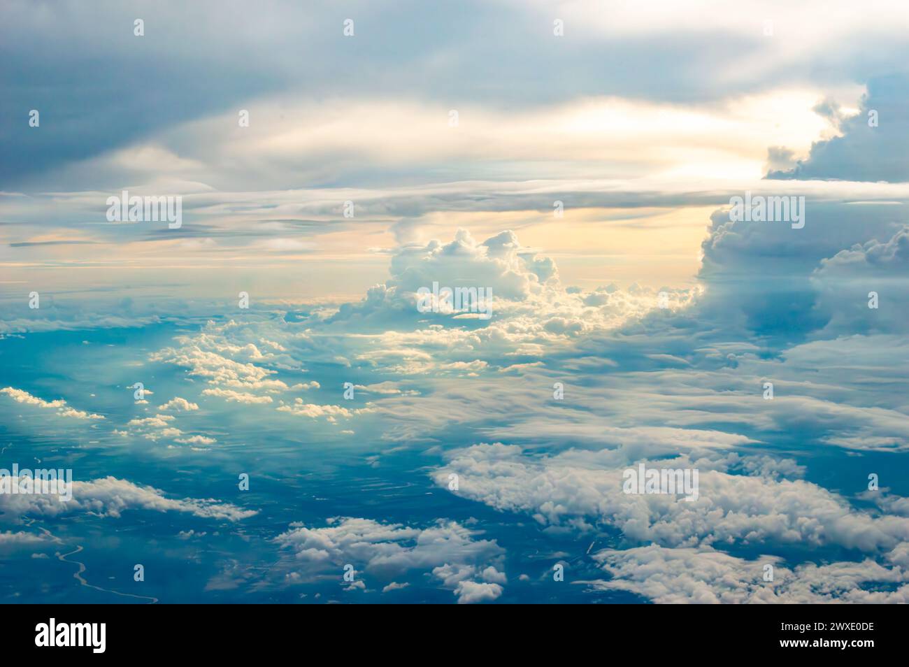 Spettacolare vista dall'alto del paesaggio nuvoloso di cumulonimbus e della nuvola di nimbus. Foto Stock