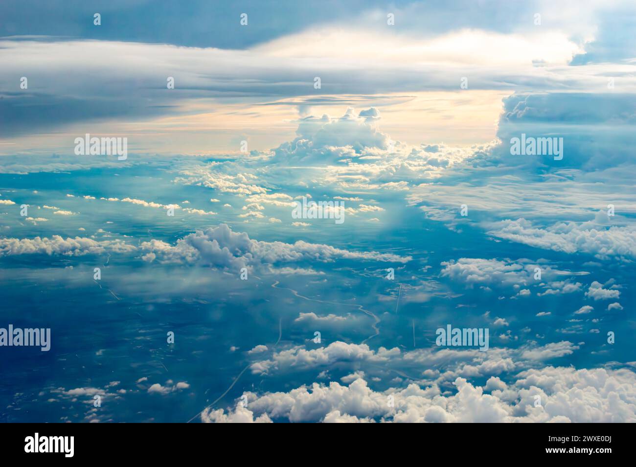 Spettacolare vista dall'alto del paesaggio nuvoloso di cumulonimbus e della nuvola di nimbus. Foto Stock