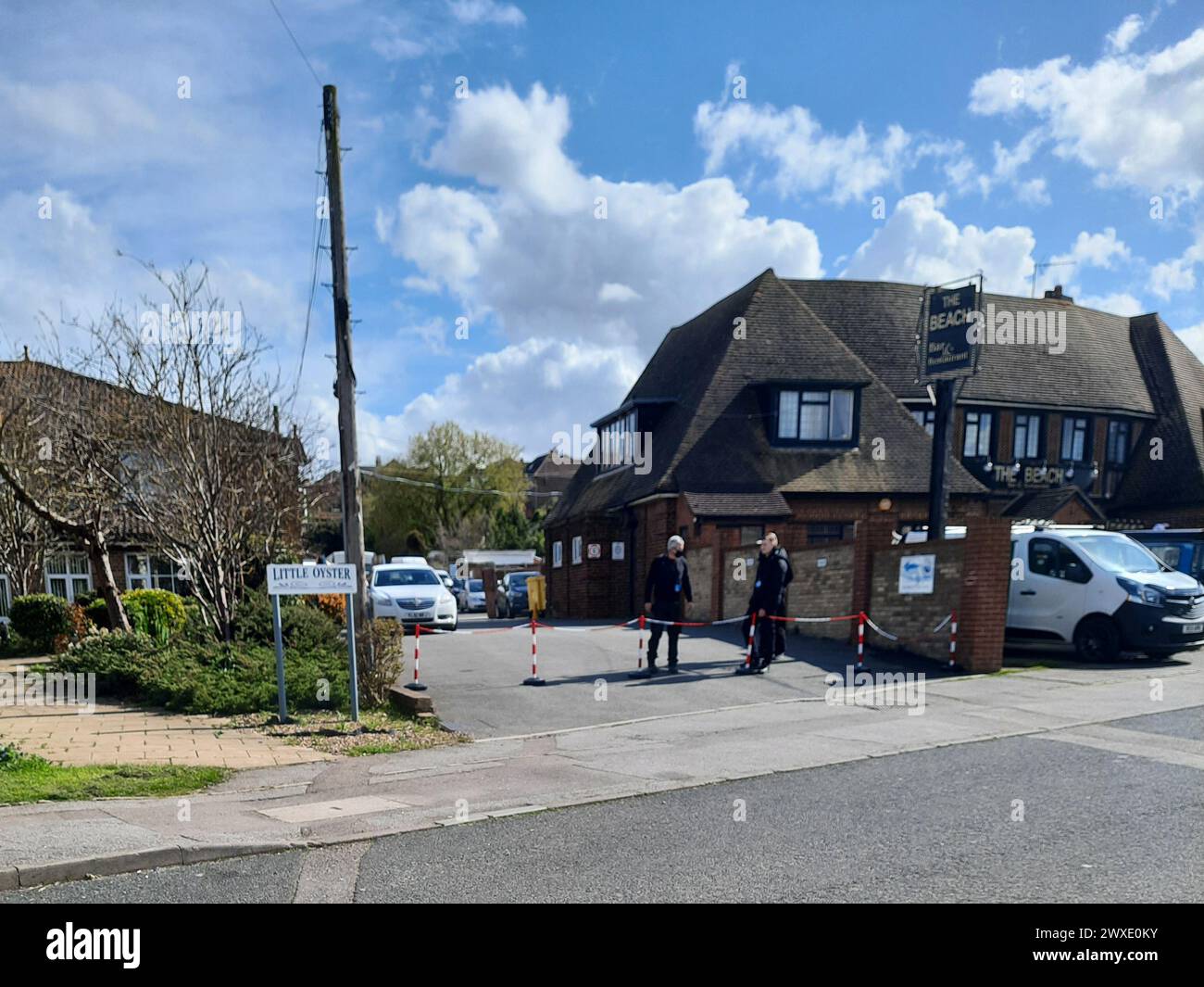 Minster on Sea, Kent, Regno Unito. 30 marzo 2024. Un grande gruppo di residenti si riunì all'ora di pranzo per opporsi ai piani del Kent County Council di ospitare 50 bambini in cerca di asilo nella casa di cura di Ocean Heights a Minster on Sea. Ocean Heights si trova vicino alla casa di cura Little Oyster, in una delle spiagge e destinazioni turistiche più famose dell'isola di Sheppey. Fig.: Sicurezza vista fuori dall'ingresso di Ocean Heights. Crediti: James Bell/Alamy Live News Foto Stock