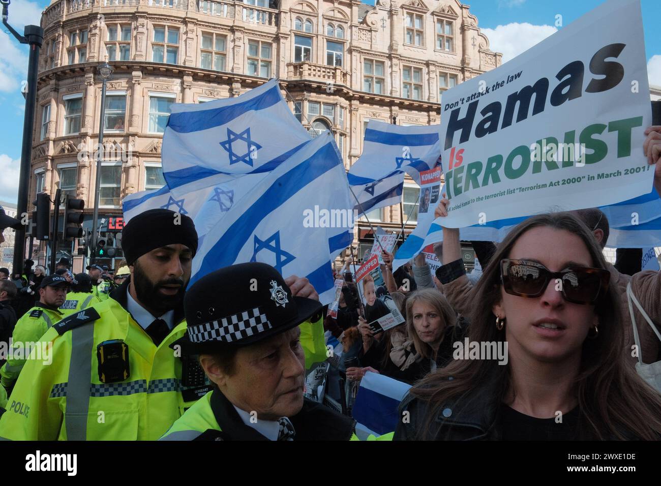 Londra, Regno Unito. 30 marzo 2024. I sostenitori israeliani hanno organizzato una contro protesta sulla rotta della marcia Nazionale per il Palestine.organized da parte del SWP, del PSC e dei loro discendenti, chiedendo un cessate il fuoco permanente. La marcia, che inizia a Russell Square, culmina in un raduno a Trafalgar Square. Crediti: Joao Daniel Pereira/Alamy Live News Foto Stock