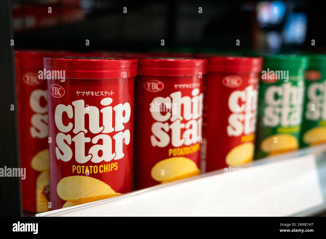 Patatine chip Star in un vassoio di alimentari in Giappone Foto Stock