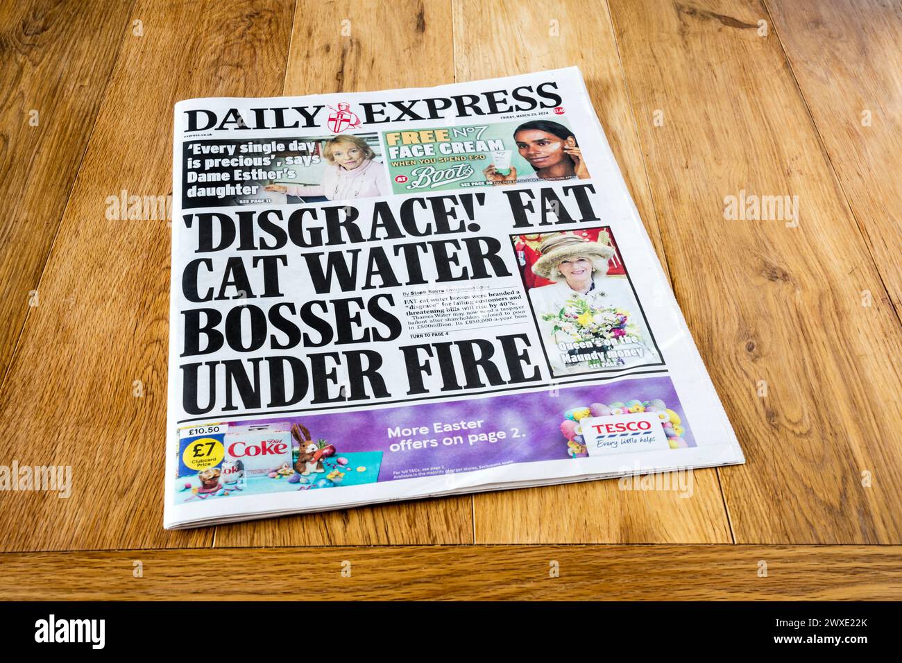 29 marzo 2024 il titolo del Daily Express recita "Disgrace!" L'acqua del gatto grasso si trova sotto il fuoco. Foto Stock