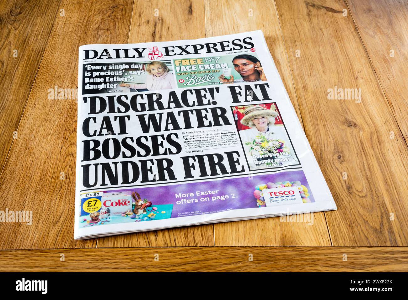 29 marzo 2024 il titolo del Daily Express recita "Disgrace!" L'acqua del gatto grasso si trova sotto il fuoco. Foto Stock