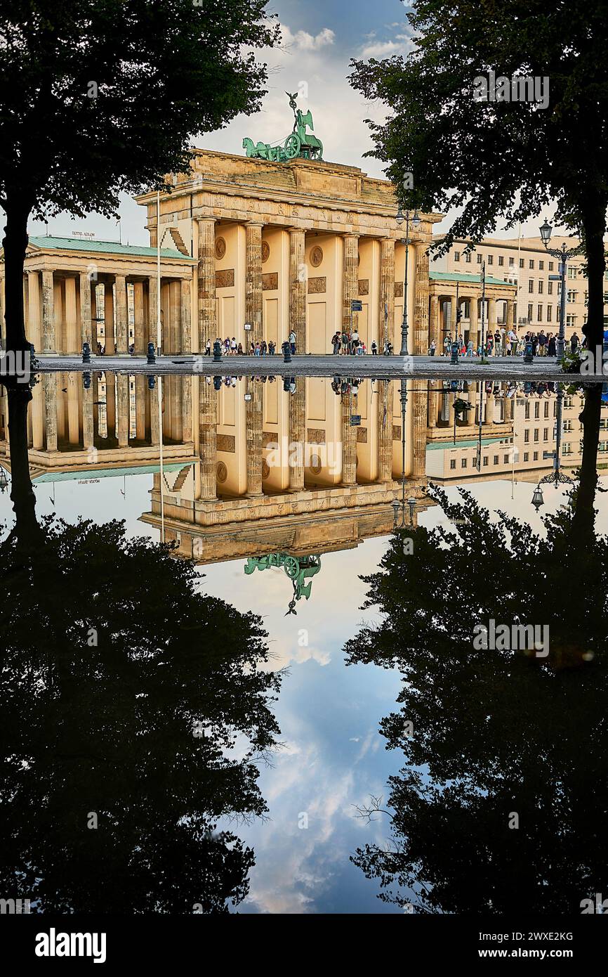 Il famoso Brandenburger Tor si rispecchia in una pozzanghera Foto Stock