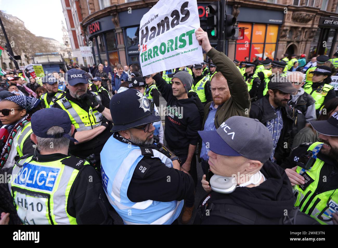 Londra, Regno Unito. , . la marcia pro palestinese si scontra con pesantemente sorvegliata dalla polizia pro Israel Group nel centro di Londra .Paul Quezada-Neiman/Alamy Live News crediti: Paul Quezada-Neiman/Alamy Live News Foto Stock