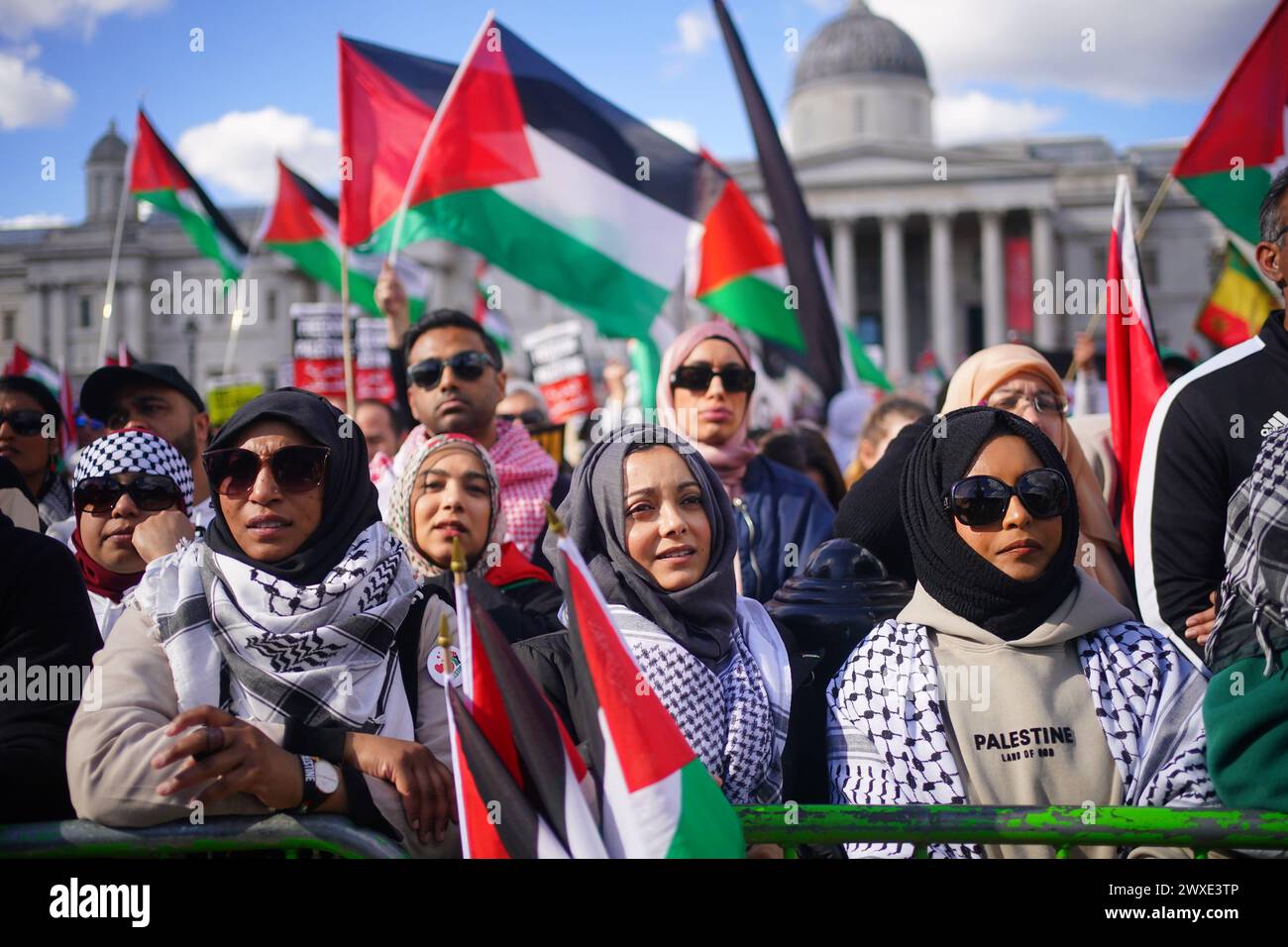 Persone che partecipano alla manifestazione nazionale Stop the Genocide in Gaza a Trafalgar Square, nel centro di Londra. Data foto: Sabato 30 marzo 2024. Foto Stock