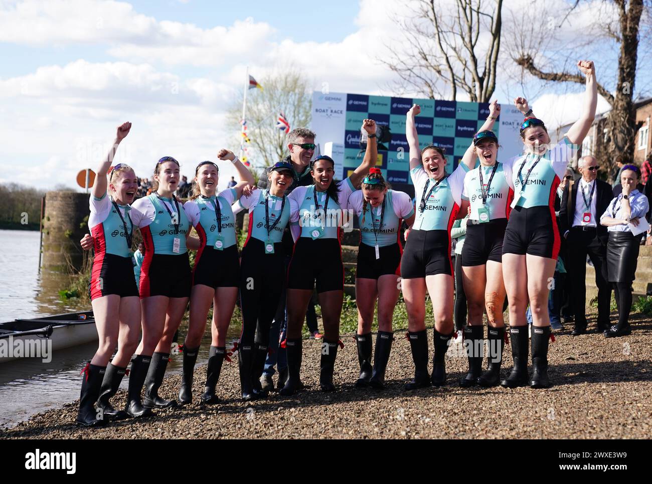 Cambridge Women e coach Paddy Ryan festeggiano dopo aver vinto la 78a Gemini Boat Race 2024 femminile sul Tamigi, Londra. Data foto: Sabato 30 marzo 2024. Foto Stock