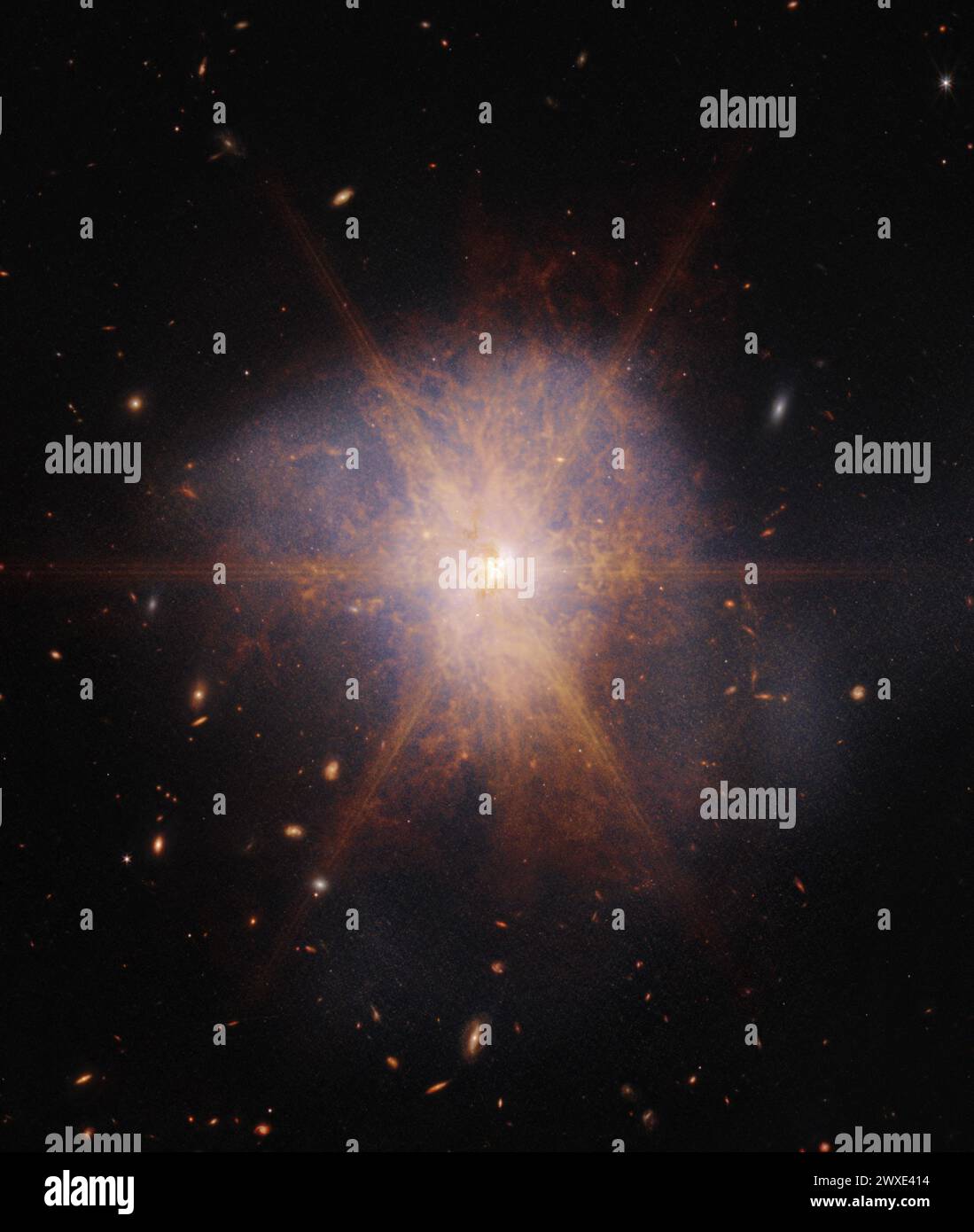 ARP 220, una galassia infrarossa ultraluminosa (ULIRG) con una luminosità letteralmente maggiore di quella di un trilione di soli. ARP 220 si illumina di luce infrarossa, la specialità di Webb. Questo oggetto è il risultato di una collisione tra 2 galassie a spirale iniziata circa 700 metri fa, scatenando un'enorme esplosione di formazione stellare. La luce di questa formazione stellare è avvolta dalla polvere, che Webb può vedere attraverso la sua visione a infrarossi. Situato a 250 milioni di anni luce di distanza, ARP 220 è sia la più vicina ULIRG che la più luminosa delle 3 fusioni galattiche più vicine a noi.credito: NASA Foto Stock