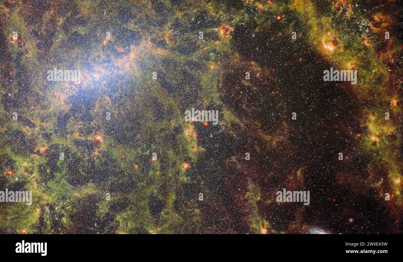 Un delicato tratto di polvere e ammassi di stelle brillanti si intrecciano a questa immagine del telescopio spaziale James Webb NASA/ESA/CSA. I tendini luminosi di gas e stelle appartengono alla galassia a spirale barrata NGC 5068, la cui barra centrale luminosa è visibile in alto a sinistra di questa immagine. NGC 5068 si trova a circa 17 milioni di anni luce dalla Terra nella costellazione Virgo. Questo ritratto di NGC 5068 fa parte di una campagna per creare un tesoro astronomico, un deposito di osservazioni sulla formazione delle stelle nelle galassie vicine. CREDITI: NASA/ESA/CSA Foto Stock