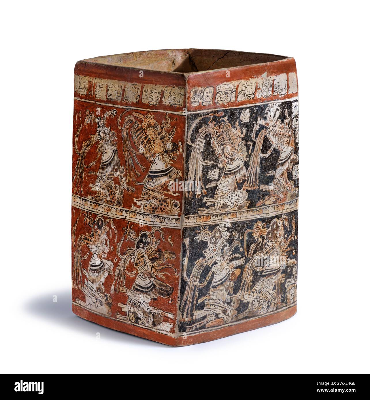 Nave in quarzo policromo, "vaso degli undici dei" Guatemala, Peetn settentrionale, Naranjo o dintorni, Maya, 755-780 d.C. Ceramica a scorrimento con stucco post-fuoco alto 16,5 cm. I vasi in ceramica elegantemente dipinti costituivano la principale forma di espressione artistica durante il tardo periodo Classico (550-850 d.C.) dell'antica civiltà Maya, e nessuno era dipinto più splendidamente di quelli noti come stile Codex. Foto Stock