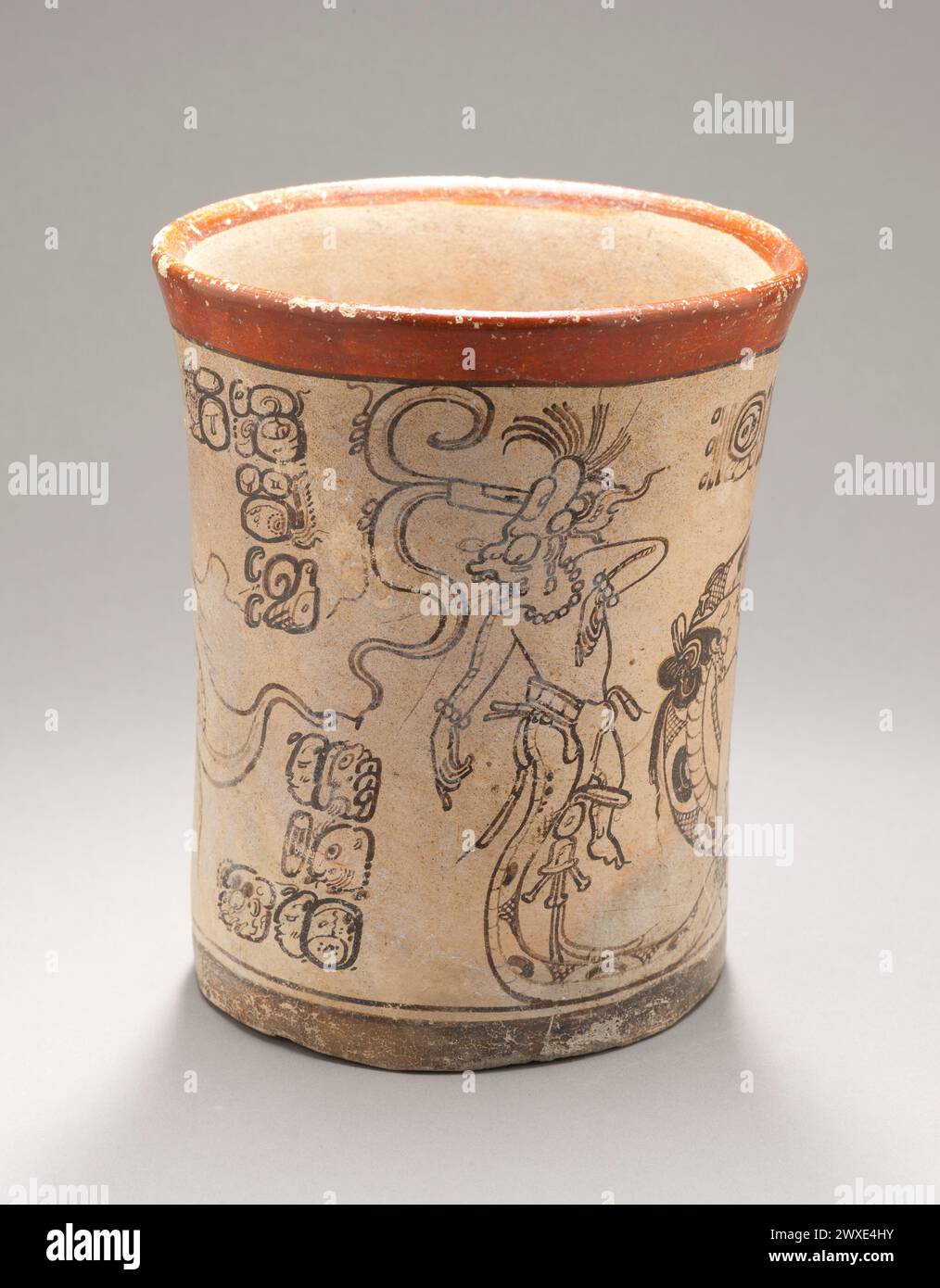 Nave con scena Snake-Lady. Maya, 650-800 CE ceramica Slip-Painted. 16,5 cm di altezza. Maya World - Messico / Guatemala. I vasi in ceramica elegantemente dipinti costituivano la principale forma di espressione artistica durante il tardo periodo Classico (550-850 d.C.) dell'antica civiltà Maya, e nessuno era dipinto più splendidamente di quelli noti come stile Codex. Foto Stock