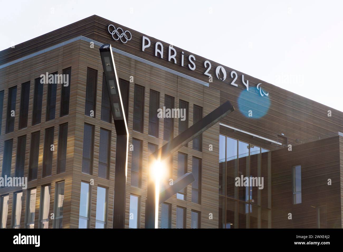 Vincent Isore/IP3 ; Saint Denis, Francia 22 marzo 2024 - il logo di Parigi 2024 si trova sulla sede del Comitato Organizzatore dei Giochi Olimpici e Paralimpici (COJOP). Mancano quattro mesi all'inizio dei Giochi Olimpici di Parigi, e la capitale francese è in uno stato di trasformazione man mano che l'organizzazione inizia a prendere forma. OLY, JEUX OLYMPIQUES, ILLUSTRAZIONE, LOGO, PARIGI 2024, BUREAU, COJOP, ANNEAUX OLYMPIQUES, COMITE D ORGANIZATION DES JEUX OLYMPIQUES, GENERIQUE, JEUX PARALYMPIQUES, TONY ESTANGUET, SEINE SAINT DENIS, SPORT, EVENEMENT SPORTIF, Foto Stock