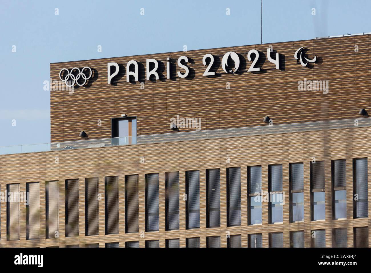 Vincent Isore/IP3 ; Saint Denis, Francia 22 marzo 2024 - il logo di Parigi 2024 si trova sulla sede del Comitato Organizzatore dei Giochi Olimpici e Paralimpici (COJOP). Mancano quattro mesi all'inizio dei Giochi Olimpici di Parigi, e la capitale francese è in uno stato di trasformazione man mano che l'organizzazione inizia a prendere forma. OLY, JEUX OLYMPIQUES, ILLUSTRAZIONE, LOGO, PARIGI 2024, BUREAU, COJOP, ANNEAUX OLYMPIQUES, COMITE D ORGANIZATION DES JEUX OLYMPIQUES, GENERIQUE, JEUX PARALYMPIQUES, TONY ESTANGUET, SEINE SAINT DENIS, SPORT, EVENEMENT SPORTIF, Foto Stock