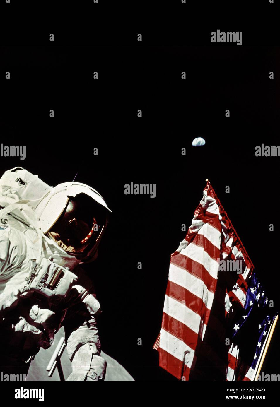 Foto della missione Apollo 17 di astronauta, bandiera degli Stati Uniti e luna si aggrappano sullo sfondo nero dello spazio. Il comandante della missione Eugene A. Cernan regola la bandiera degli Stati Uniti schierata sulla Luna. Il settimo e ultimo atterraggio lunare con equipaggio e ritorno sulla Terra. Una versione ottimizzata di un'immagine originale della NASA. Credito: NASA Foto Stock