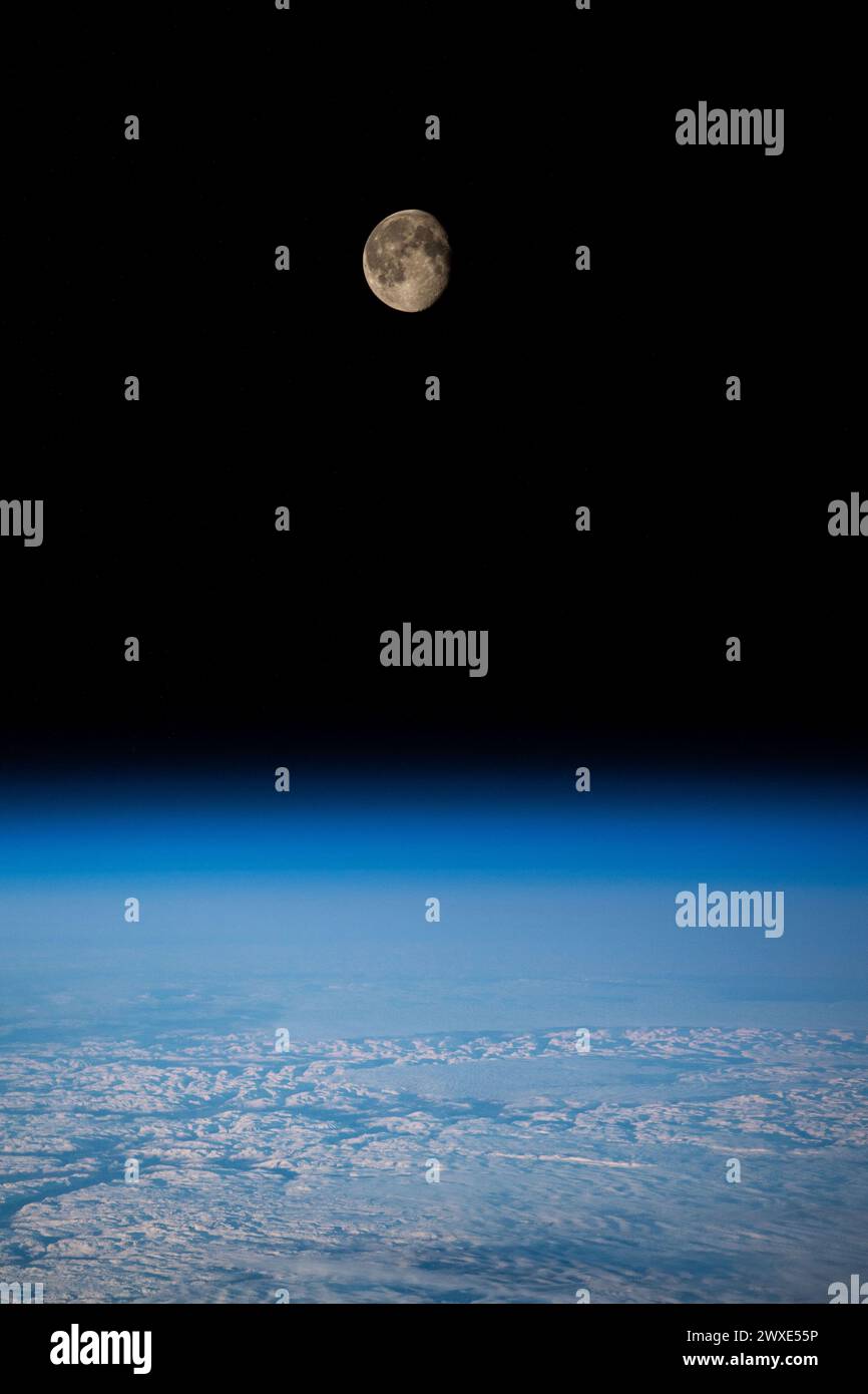 Luna gibbosa in declino, raffigurata dalla stazione spaziale Internazionale mentre orbitava a 262 miglia sopra le Alpi svizzere. 30 novembre 2023. Foto Stock