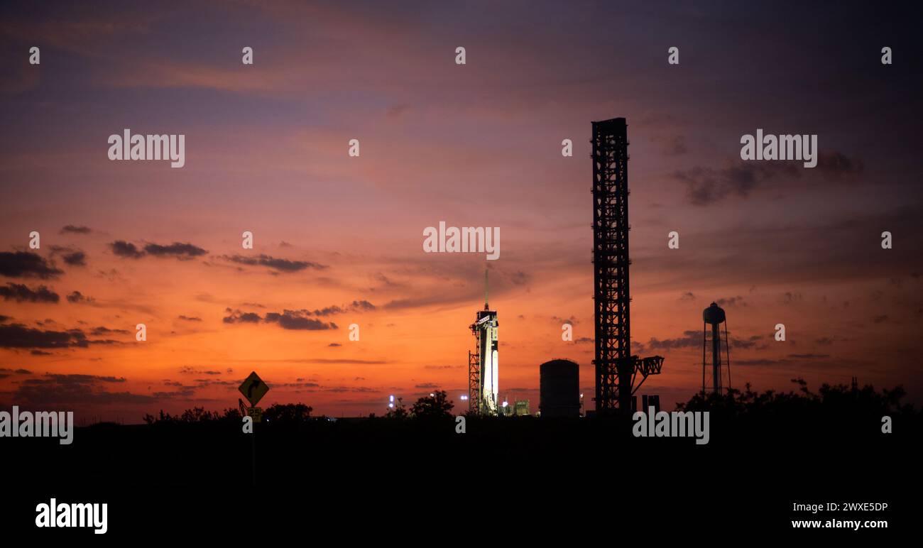 Un razzo Falcon 9 SpaceX con la navicella Dragon in cima è visto al tramonto sulla rampa di lancio del complesso di lancio 39A mentre i preparativi proseguono per la missione Crew-6, il 25 febbraio 2023, al Kennedy Space Center della NASA. La missione SpaceX Crew-6 della NASA è la sesta missione di rotazione dell'equipaggio della navicella spaziale SpaceX Crew Dragon e del razzo Falcon 9 verso la stazione spaziale Internazionale come parte del Commercial Crew Program dell'agenzia. Una versione ottimizzata di un'immagine originale della NASA. . Credito obbligatorio: NASA/J.Kowsky Foto Stock