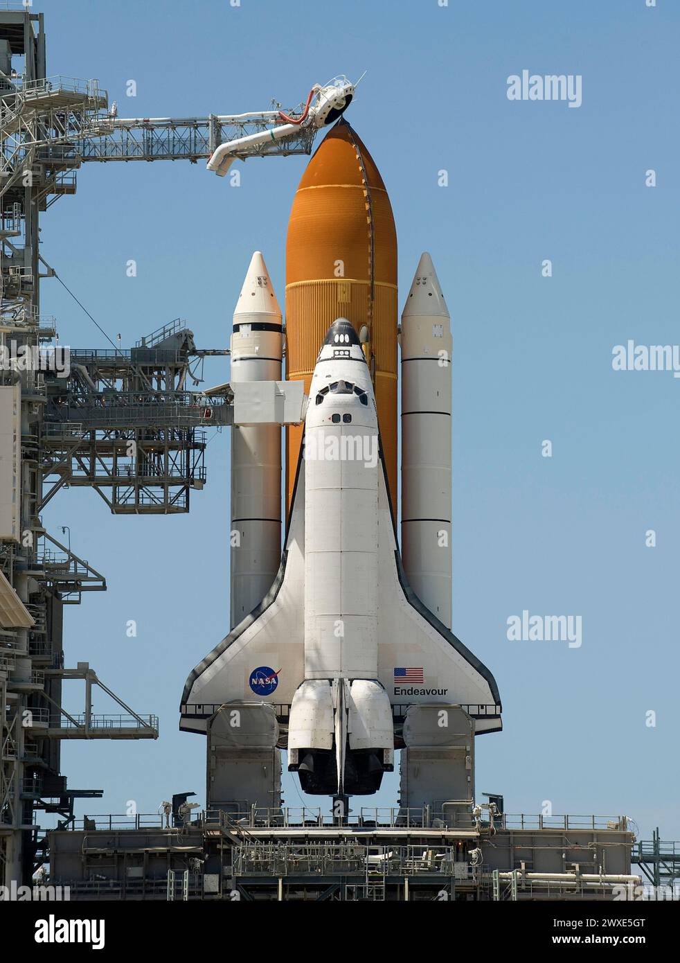 Lo Space Shuttle Endeavour è stato visto alla rampa di lancio 39A del Kennedy Space Center della NASA a Cape Canaveral, Florida, l'11 luglio 2009. La NASA spera che Endeavour lancerà con l'equipaggio della STS-127 il giorno seguente. Una versione ottimizzata di un'immagine originale della NASA. . Credito obbligatorio: NASA/B.Ingalls Foto Stock
