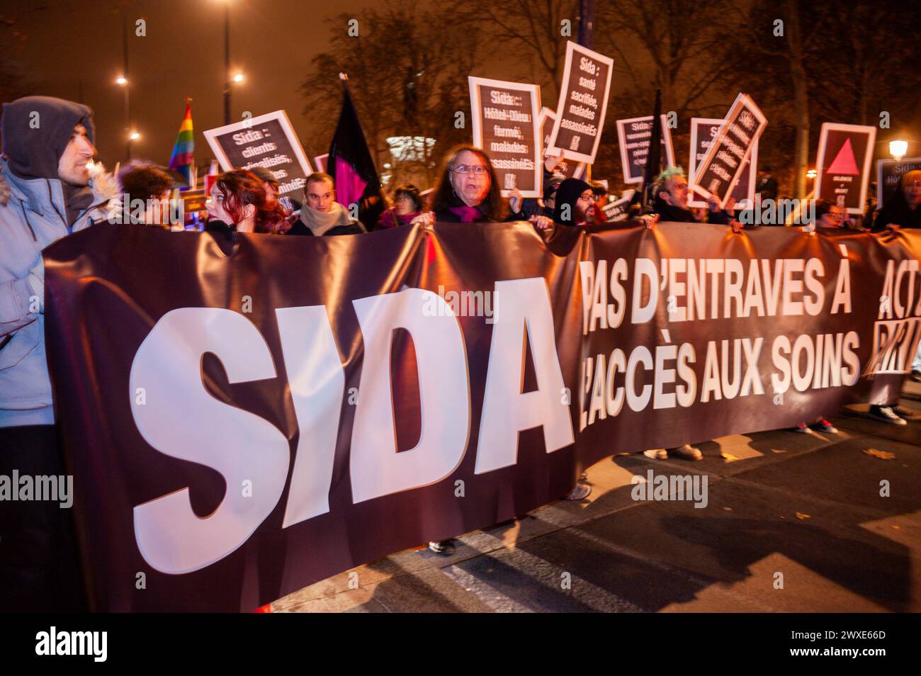 Parigi, Francia, gente di folla, attivisti per l'AIDS, Act U-Paris, marciare con protesta striscione, protesta francese , Anti-AIDS, associazioni, 1 dicembre, intelligenza artificiale mondiale Foto Stock