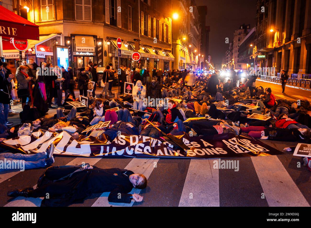Parigi, Francia, gente di folla, attivisti per l'AIDS, Act U-Paris, marciare con protesta striscione, protesta francese , Anti-AIDS, associazioni, 1 dicembre, intelligenza artificiale mondiale Foto Stock